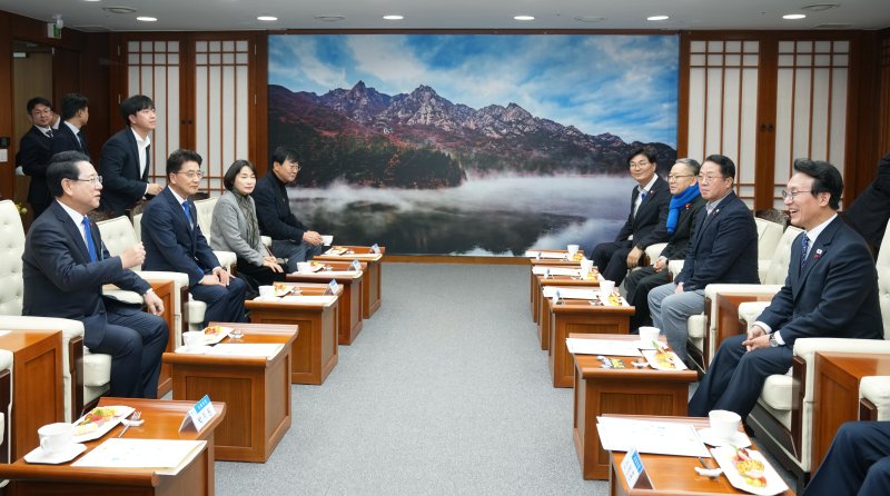 김영록 전라남도지사가 20일 도청 김대중강당에서 열리는 ‘K-국정설명회’ 특별강연을 위해 내방한 김민석 국무총리와 환담을 나누고 있다.(전남도 제공. 재판매 및 DB금지) 2025.12.20/뉴스1