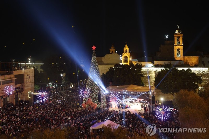 다시 불 밝힌 베들레헴 크리스마스트리 (출처=연합뉴스)