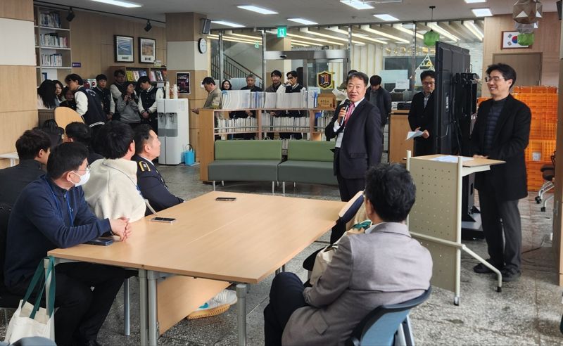 이유한 경상고등학교 총동창회장이 이날 잡학다식 특강을 위해 연말 바쁜 일정 속에서도 전국에서 모교를 찾은 동문들에게 감사의 인사말을 전하고 있다. 경상고등학교 제공