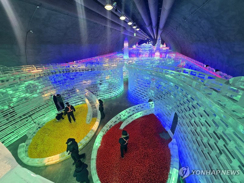 화천 터널에 조성한 실내얼음조각광장 (출처=연합뉴스)
