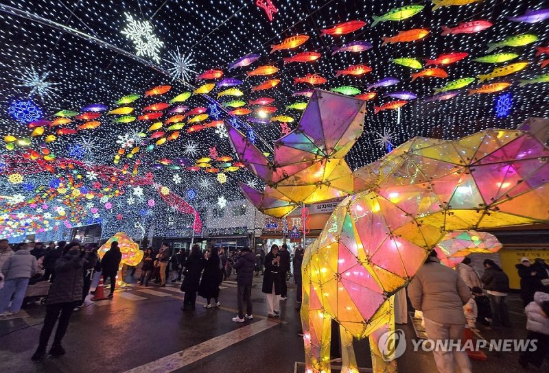 화천산천어축제 서막..불 밝힌 선등거리 (출처=연합뉴스)
