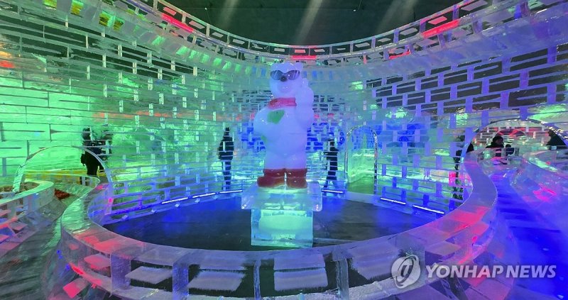 화천산천어축제 서막..얼음조각 광장 개장 (출처=연합뉴스)