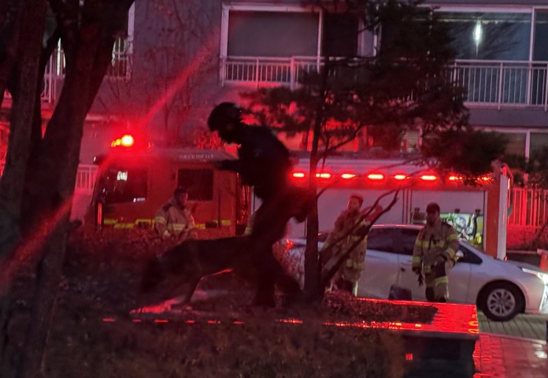 아파트에 출동한 경찰특공대 (출처=연합뉴스)