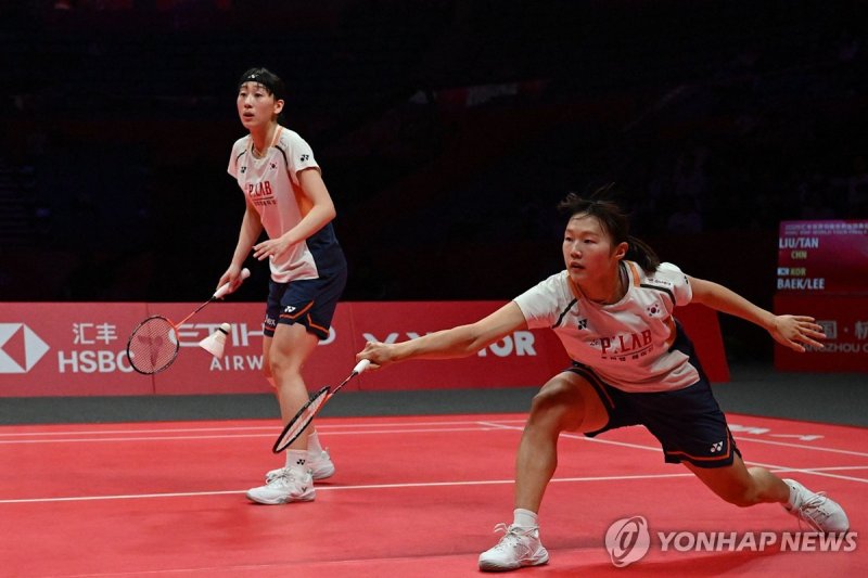 백하나(왼쪽)와 이소희(오른쪽)의 경기 장면 (출처=연합뉴스)