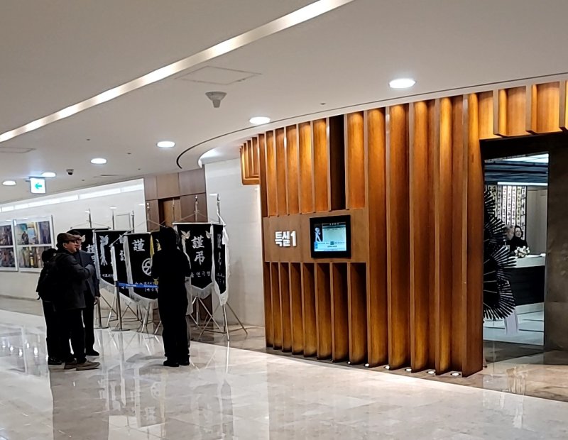 [서울=뉴시스]최희정 기자= 20일 서울 신촌 세브란스병원 장례식장에 마련된 고(故) 윤석화 빈소를 방문한 조문객들 2025.12.20. dazzling@newsis.com