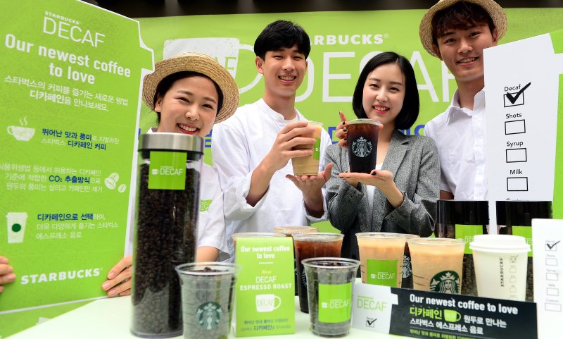 【서울=뉴시스】이종철 기자 = 스타벅스커피 코리아의 모델들이 22일 서울 중구 스타벅스 프레스센터점에서 디카페인 에스프레소 음료를 선보이고 있다.22일부터 전국 1060 여개 매장에서 선보이는 스타벅스 디카페인은 원두 기준 99%의 카페인이 제거되어 카페인에 민감한 고객들이나 임신, 수유 중인 고객, 카페인 섭취를 줄이고 싶은 고객들에게 추천하기 적합한 음료인데 스타벅스 디카페인 원두를 활용해 제공 가능한 음료로는 카페 아메리카노, 카페 라떼를 포함해 에스프레소 샷으로 제조할 수 있는 모든 음료에 해당한다. 2017.08.22. j