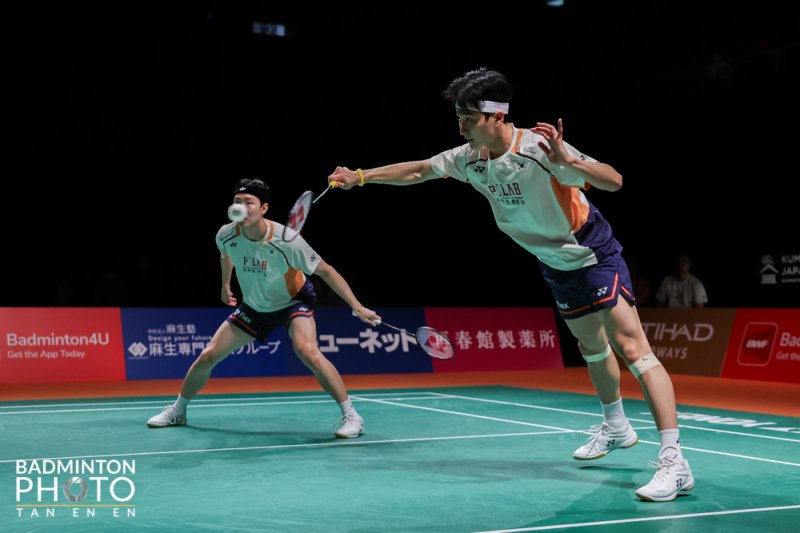 [서울=뉴시스] 2025 일본마스터즈배드민턴선수권대회에서 남자 복식 우승을 차지한 서승재(왼쪽), 김원호가 16일 일본 구마모토 체육관에서 경기를 하고 있다. (사진=대한배드민턴협회 제공) 2025.11.16. photo@newsis.com *재판매 및 DB 금지