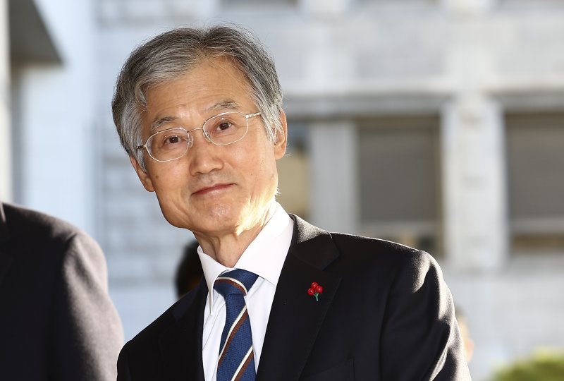 [서울=뉴시스] 김근수 기자 = 조희대 대법원장이 9일 오전 서울 서초구 대법원 청사로 출근하고 있다. 2025.12.09. ks@newsis.com