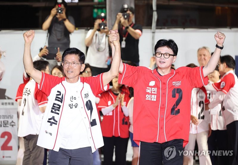 한동훈 전 대표 손 잡은 김문수 대선후보 (출처=연합뉴스)