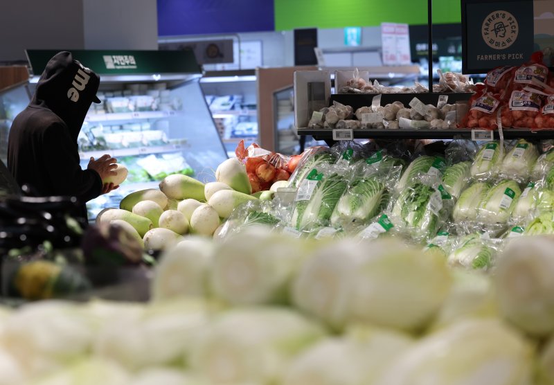 서울 시내 한 대형마트에서 시민들이 장을 보고 있다. 2025.2.26./뉴스1 ⓒ News1 권현진 기자