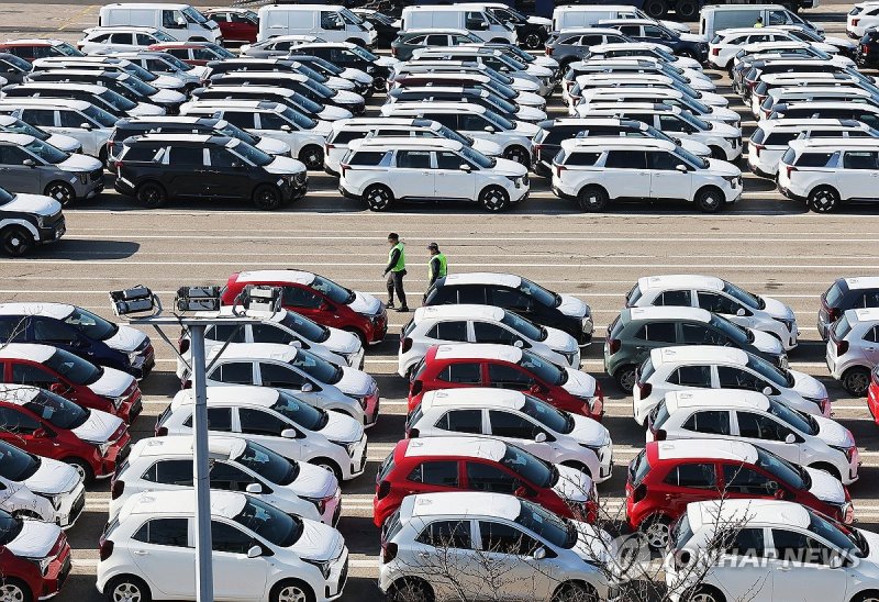 수출 대기 중인 자동차들 (출처=연합뉴스)