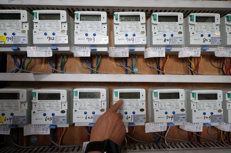 [서울=뉴시스] 이영환 기자 = 15일 오전 서울 시내의 한 오피스텔의 전력량계가 보이고 있다.2025.07.15. 20hwan@newsis.com
