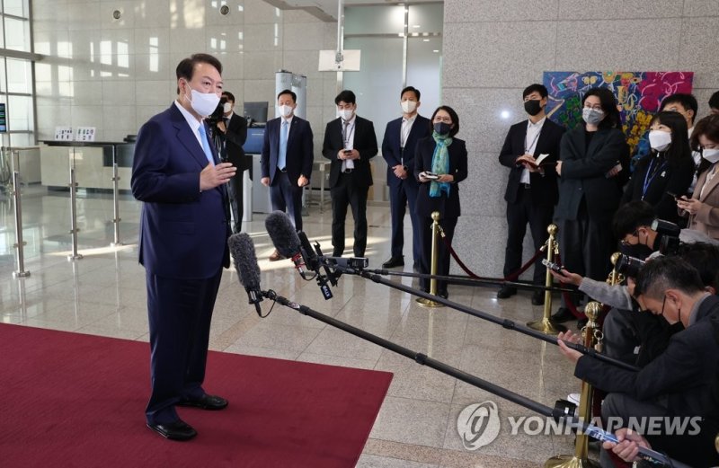 출근길 문답하는 윤석열 전 대통령 (출처=연합뉴스)