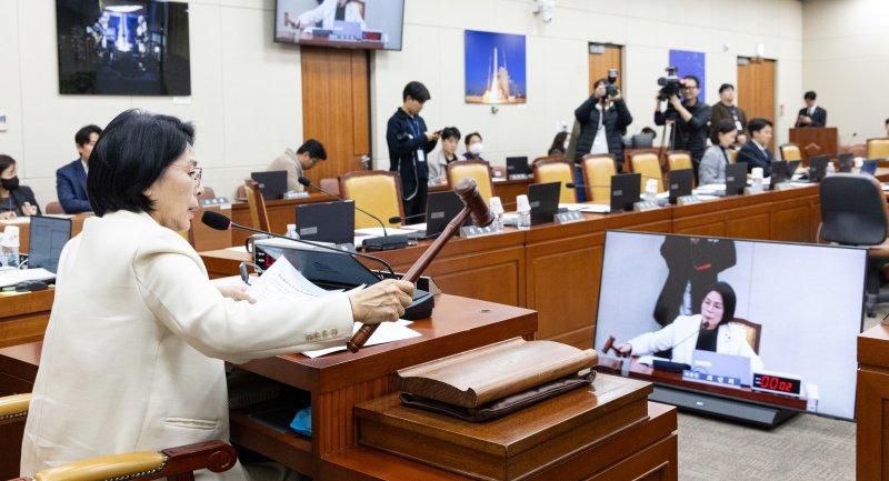 지난 10일 서울 여의도 국회에서 열린 제430회 국회(임시회) 과학기술정보방송통신위원회 제1차 전체회의에서 최민희 위원장이 국민의힘 위원들이 퇴장한 가운데 정보통신망법 일부 개정안을 의결하고 있다. 2025.12.10/뉴스1 ⓒ News1 이승배 기자