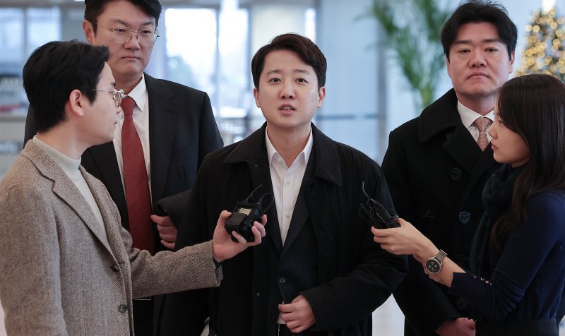 국민의힘 대표 당시 당 공천 과정에 개입했다는 의혹을 받는 이준석 개혁신당 대표가 21일 서울 종로구 KT 광화문빌딩에 마련된 김건희 특검(특별검사 민중기) 사무실에 피의자 조사를 받기 위해 출석하며 입장을 밝히고 있다. 2025.12.21/뉴스1 ⓒ News1 김성진 기자