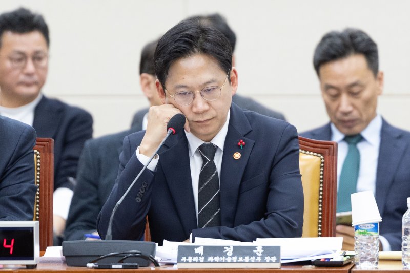 배경훈 과학기술정보통신부 장관이 2일 서울 여의도 국회에서 열린 제429회국회(정기회) 과학기술정보방송통신위원회 제18차 전체회의에 출석해 생각에 잠겨있다. 2025.12.2/뉴스1 ⓒ News1 이승배 기자