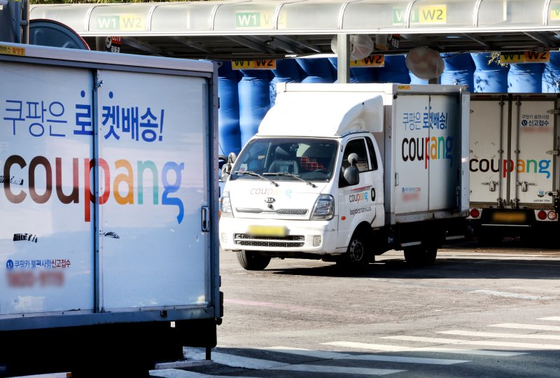 8일 서울 한 쿠팡 물류센터 앞에 쿠팡카(쿠팡 배송트럭)가 주차돼 있는 모습. 2025.12.8/뉴스1 ⓒ News1 이호윤 기자