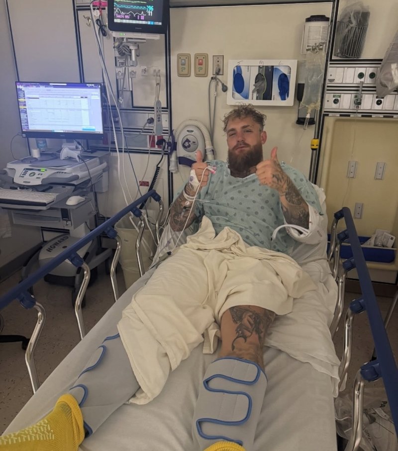 수술 후 병실에서 미소를 보이고 있는 제이크 폴.연합뉴스