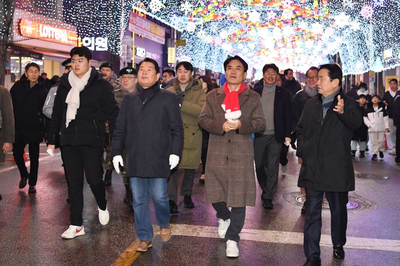 2026 화천산천어축제 시즌 개막을 알리는 선등거리 점등식과 실내얼음조각광장 개장식이 20일 화천읍 중앙로 일대에서 김진태 도지사와 최문순 화천군수 등이 참석한 가운데 열렸다. 화천군 제공