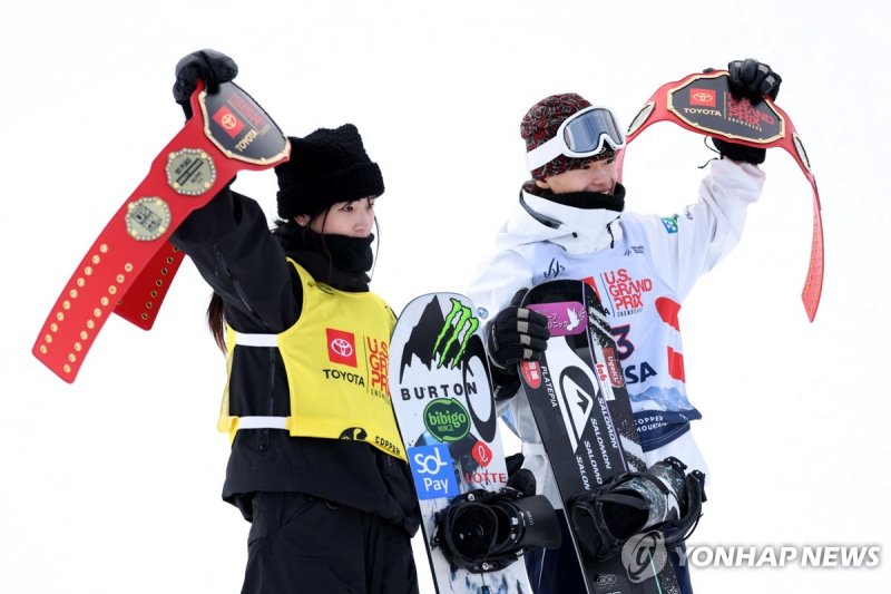 코퍼마운틴 월드컵 남자부 우승자 야마다 류세이와 기념촬영하는 최가온(왼쪽) (출처=연합뉴스)