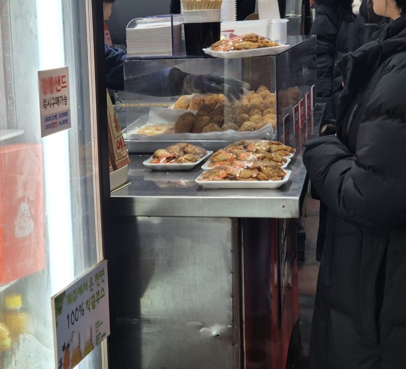 토요일인 20일 강원 대표 전통시장인 중앙·성남시장을 찾은 나들이객이 어묵고로케를 사기 위해 기다리고 있다. 2025.12.20/뉴스1