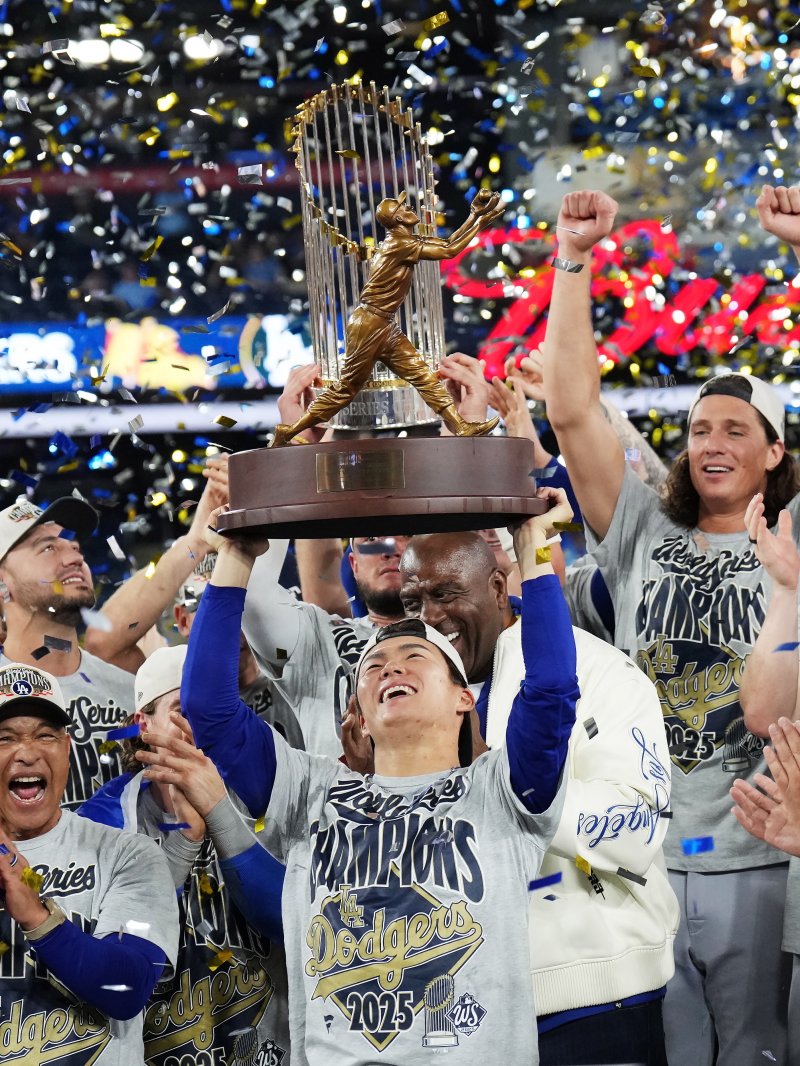 "오타니의 6이닝 10K + 3홈런을 덮었다" 2025년 MLB 홀린 야마모토, 가을야구 랭킹 1위 등극