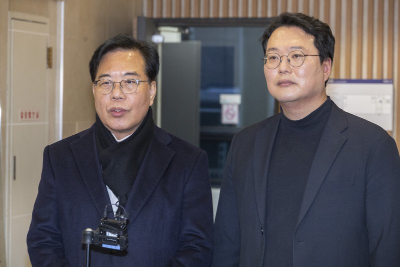 송언석ㆍ천하람 통일교 특검법 공동 발의 관련 협의 내용 설명 (서울=연합뉴스) 황광모 기자 = 국민의힘 송언석(왼쪽) 원내대표와 개혁신당 천하람 원내대표가 21일 서울 여의도의 한 음식점에서 통일교 특검법 공동 발의 관련 오찬 회동을 마친 뒤 양당이 협의한 내용을 설명하고 있다. 2025.12.21 hkmpooh@yna.co.kr (끝)