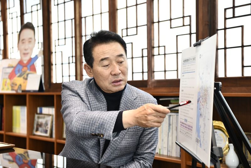 백영현 포천시장이 지난 19일 포천시청 집무실에서 옥정~포천 광역철도 사업을 비롯해 6군단 부지 반환, 교육발전특구 지정 등 주요 성과를 설명하고 있다. 포천시 제공