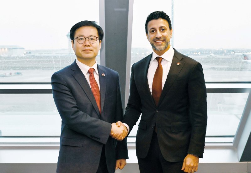 [여한구 산업통상부 통상교섭본부장이 18일(현지 시간) 캐나다 토론토에서 마닌더 시두 캐나다 국제통상부 장관과 면담을 하기 전 인사를 나누고 있다. 산업통상부 제공