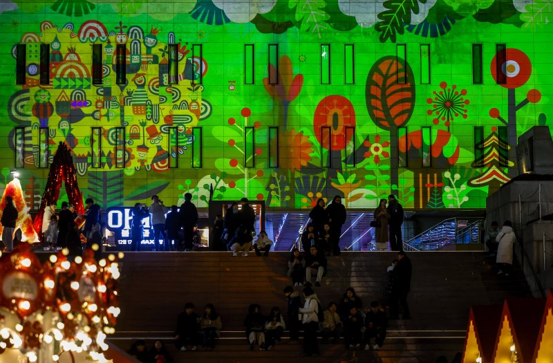 지난 21일 서울 종로구 세종문화회관 외벽 아뜰리에 광화에서 미디어파사드 공연이 펼쳐지고 있다.