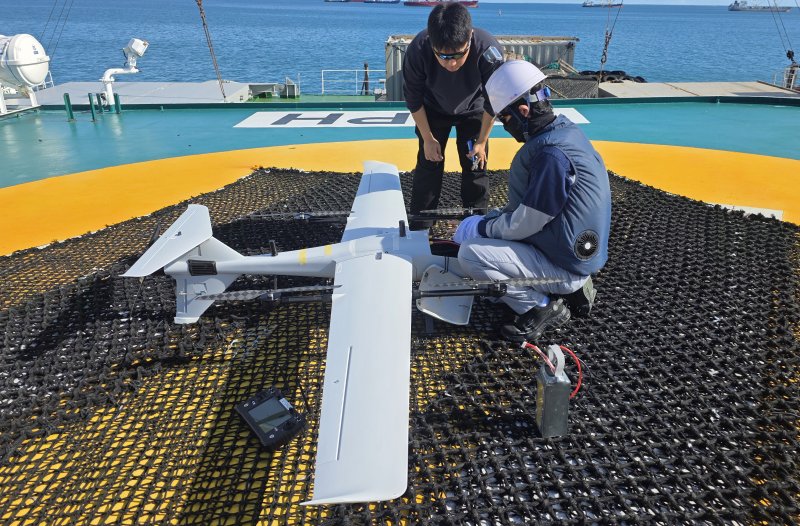 주식회사 해양드론기술 직원들이 해상정찰 및 어군탐지용 드론을 정비하고 있다.