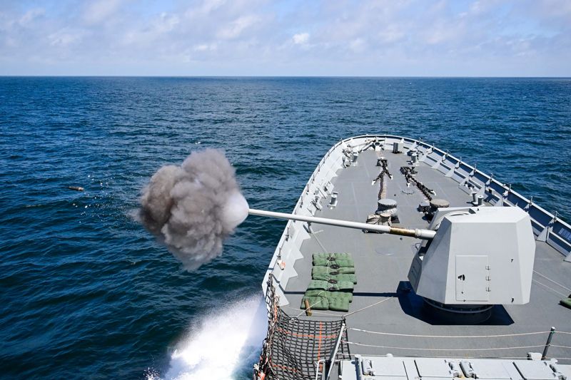 2025년 '해군 포술 최우수 전투함'으로 선발된 해군 구축함 대조영함(DDH-Ⅱ, 4400t급)이 지난 8월 해군작전사령부 주관으로 진행된 포술 최우수 전투함 선발대회에서 대함사격을 하고 있다. 해군 제공