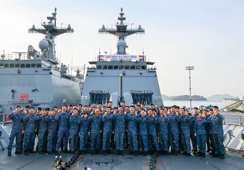 2025년 '해군 포술 최우수 전투함'으로 선발된 해군 구축함 대조영함(DDH-Ⅱ, 4400t급) 장병들이 기념사진을 촬영하고 있다. 해군 제공