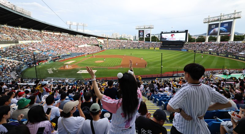 [서울=뉴시스] 최진석 기자 = 7일 서울 잠실야구장에서 열린 ‘2025 KBO리그’ SSG 랜더스와 LG 트윈스의 경기, 야구팬들이 응원을 하고 있다. KBO(한국야구위원회)에 따르면 지난 5일 프로야구 누적 관중 1090만1173명을 기록, 이는 635경기 만에 세운 단일 시즌 역대 최다 기록이다. 2025.09.07. myjs@newsis.com