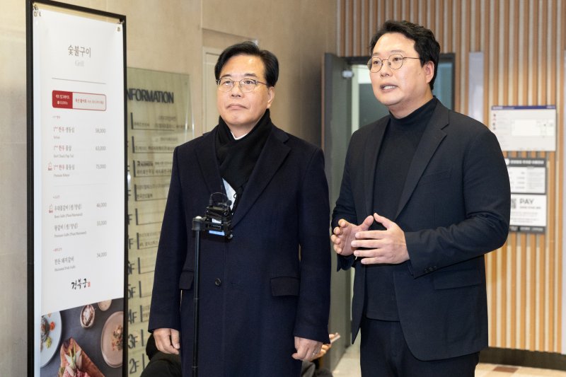 송언석 국민의힘 원내대표와 천하람 개혁신당 원내대표가 지난 21일 서울 여의도의 한 식당에서 '통일교 특검법' 합의를 위한 오찬 회동을 마치고 브리핑하고 있다. 2025.12.21/뉴스1 ⓒ News1 이승배 기자