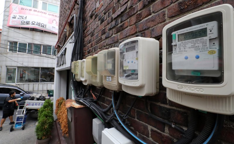 한전, 내년 1분기 전기료 안올린다…누적 적자에도 11분기 연속 동결