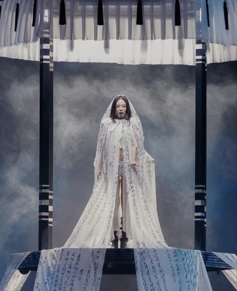 반가사유상&middot;불국사 석가탑…제니, 한국적 美 드러낸 'MMA 2025' 의상