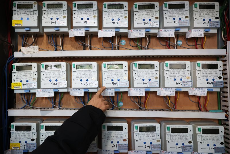 서울의 한 오피스텔 건물에서 관계자가 전기 계량기를 살펴보고 있다. 뉴스1