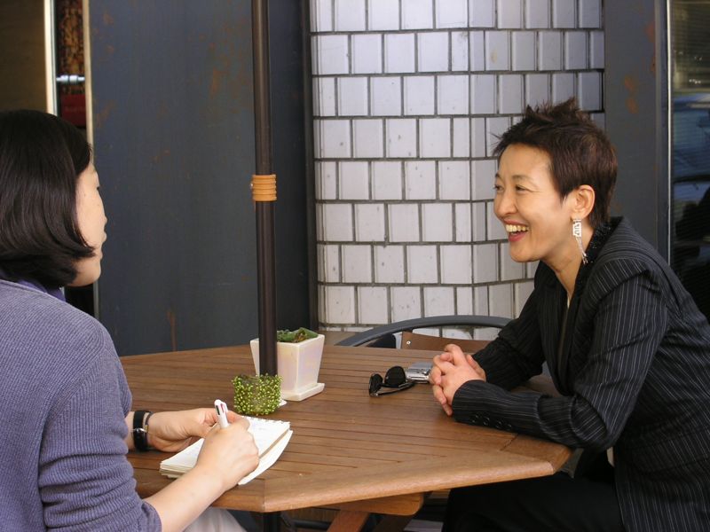 2005년 10월의 어느 날 연극배우 윤석화씨(오른쪽)와 서울 대학로 정미소에서 인터뷰를 진행하는 모습. /사진=서윤경 기자