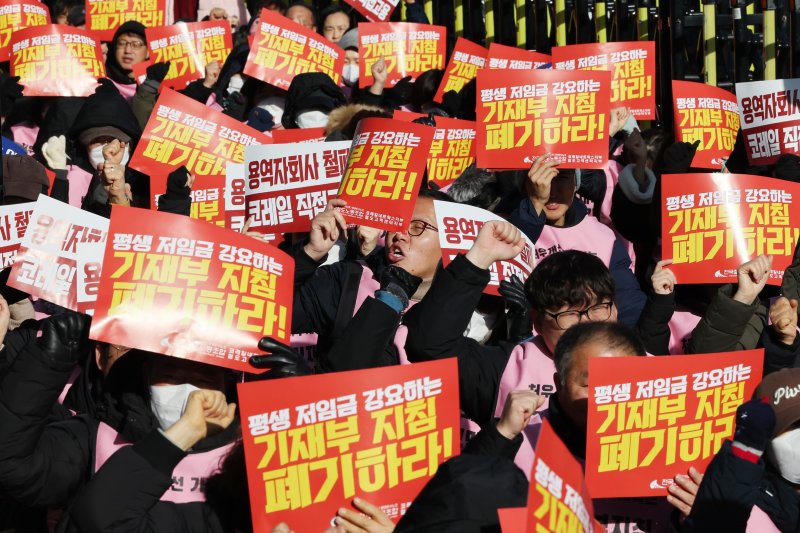 민주노총 전국철도노조 코레일네트웍스지부, 철도고객센터지부 소속 조합원들이 지난해 12월 22일 오후 서울 용산구 코레일네트웍스 본사 앞에서 총파업 결의대회를 진행하고 있다. 코레일네트웍스지부와 철도고객센터지부는 코레일의 용역형 자회사이자 국토교통부 산하 기타공공기관인 코레일네트웍스에 간접고용돼 역무원, 철도고객상담사 등으로 근무하는 무기계약직·기간제 노동자들로 이뤄졌다. 뉴스1