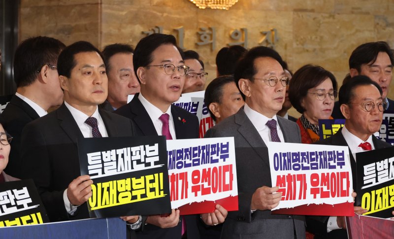 [서울=뉴시스] 김금보 기자 = 송언석 원내대표를 비롯한 의원들이 22일 서울 여의도 국회에서 본회의를 앞두고 '이재명 정권 사법부파괴-국민입틀막 악법 규탄대회'를 하고 있다. 2025.12.22.kgb@newsis.com