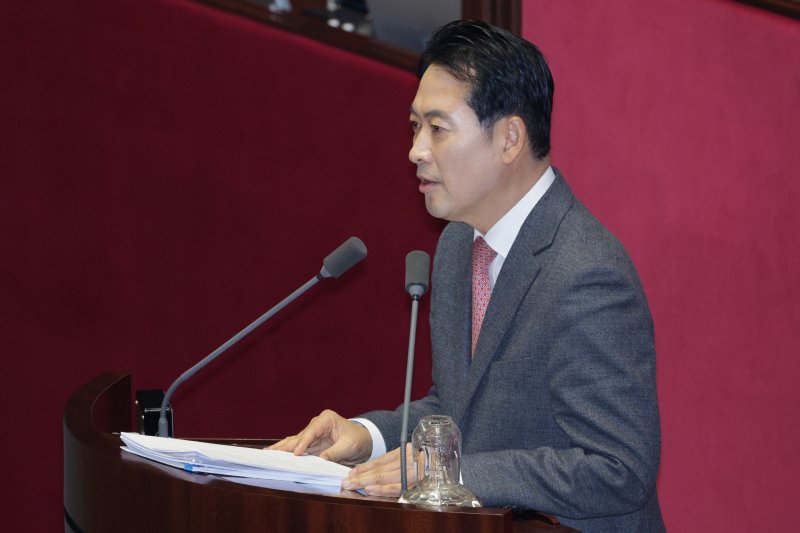 장동혁 국민의힘 대표가 22일 서울 여의도 국회에서 열린 제430회국회(임시회) 제2차 본회의에서 '12·3 윤석열 비상계엄 등에 대한 전담재판부 설치 및 제보자 보호 등에 관한 특별법안(대안)에 대한 수정안'에 대한 무제한 토론(필리버스터)을 하고 있다. 2025.12.22/뉴스1 ⓒ News1 신웅수 기자