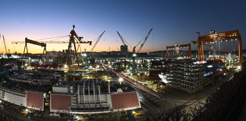 "K-조선의 도크는 잠들지 않는다"… 美 MASGA 특수 속 거대 함대의 탄생 2025년 12월, 대한민국 조선업의 심장부인 울산 HD현대중공업 야드는 영하의 추위도 잊은 채 불을 밝히고 있다. 미국 트럼프 행정부가 자국 조선업 재건을 위해 한국에 손을 내민 이른바 'MASGA' 프로젝트가 본격화되면서, 국내 주요 조선소들은 유례없는 '슈퍼 사이클'의 정점을 통과 중이다. 사진=서동일 기자