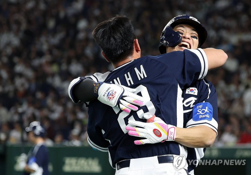 송성문과 포옹을 나누는 안현민.연합뉴스