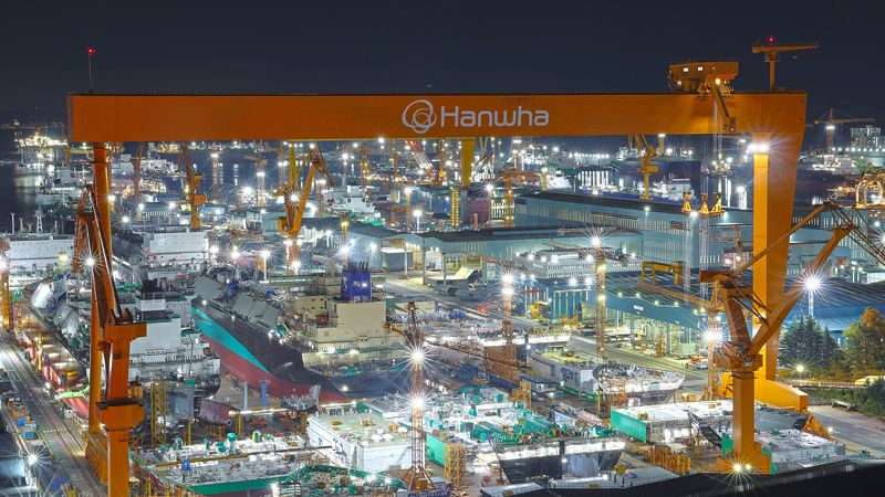 "K-조선의 도크는 잠들지 않는다"… 美 MASGA 특수 속 거대 함대의 탄생 2025년 12월, 대한민국 조선업의 심장부인 경남 거제 한화오션 야드는 영하의 추위도 잊은 채 불을 밝히고 있다. 미국 트럼프 행정부가 자국 조선업 재건을 위해 한국에 손을 내민 이른바 'MASGA' 프로젝트가 본격화되면서, 국내 주요 조선소들은 유례없는 '슈퍼 사이클'의 정점을 통과 중이다. 사진=서동일 기자