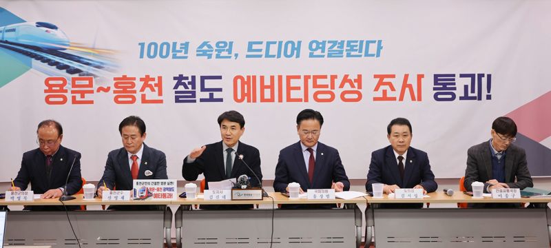 김진태 강원도지사(사진 왼쪽부터 세번째)가 22일 도청 브리핑룸에서 김시성 도의장(사진 오른쪽부터 두번째), 유상범 국회의원(사진 왼쪽부터 네번째), 신영재 홍천군수(사진 왼쪽부터 두번째)와 함께 용문~홍천 광역철도 예바타당성 조사 통과를 발표하고 있다. 강원자치도 제공