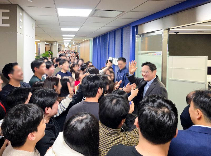 방진복 입은 이재용 "반도체 초격차 자신"