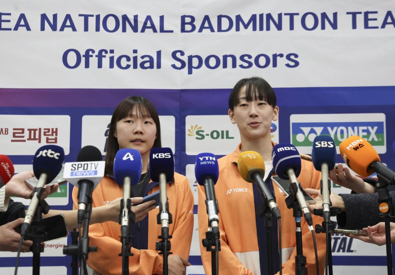 세계배드민턴연맹(BWF) 월드 투어 파이널 대회에서 2연패를 기록한 여자 복식 이소희(왼쪽)와 백하나가 지난 22일 인천 중구 인천국제공항 제1여객터미널을 통해 귀국한 뒤 취재진 질문에 답하고 있다. 뉴시스