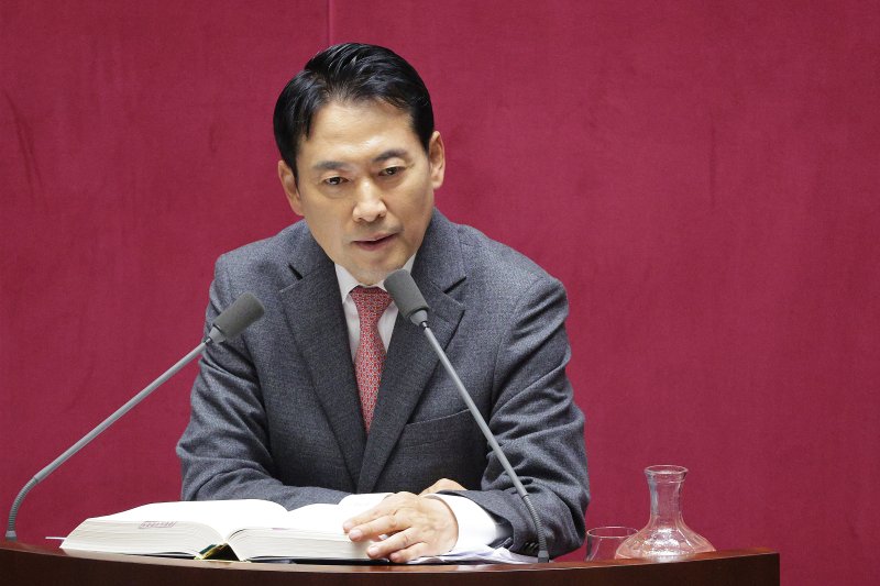 장동혁 국민의힘 대표가 지난 22일 국회에서 열린 제430회국회(임시회) 제2차 본회의에서 '12·3 윤석열 비상계엄 등에 대한 전담재판부 설치 및 제보자 보호 등에 관한 특별법안(대안)에 대한 수정안'에 대한 무제한 토론(필리버스터)을 하고 있다. 2025.12.22/뉴스1 ⓒ News1 신웅수 기자