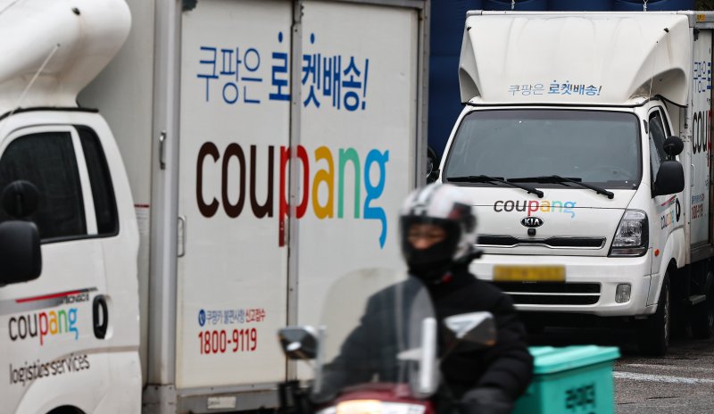 국회 과학기술정보방송통신위원회는 오는 17일 쿠팡 개인정보 유출 사태에 대한 청문회를 진행한다. 사진은 16일 서울 시내 한 쿠팡물류센터에 정차된 배송차량. 2025.12.16/뉴스1 ⓒ News1 김도우 기자